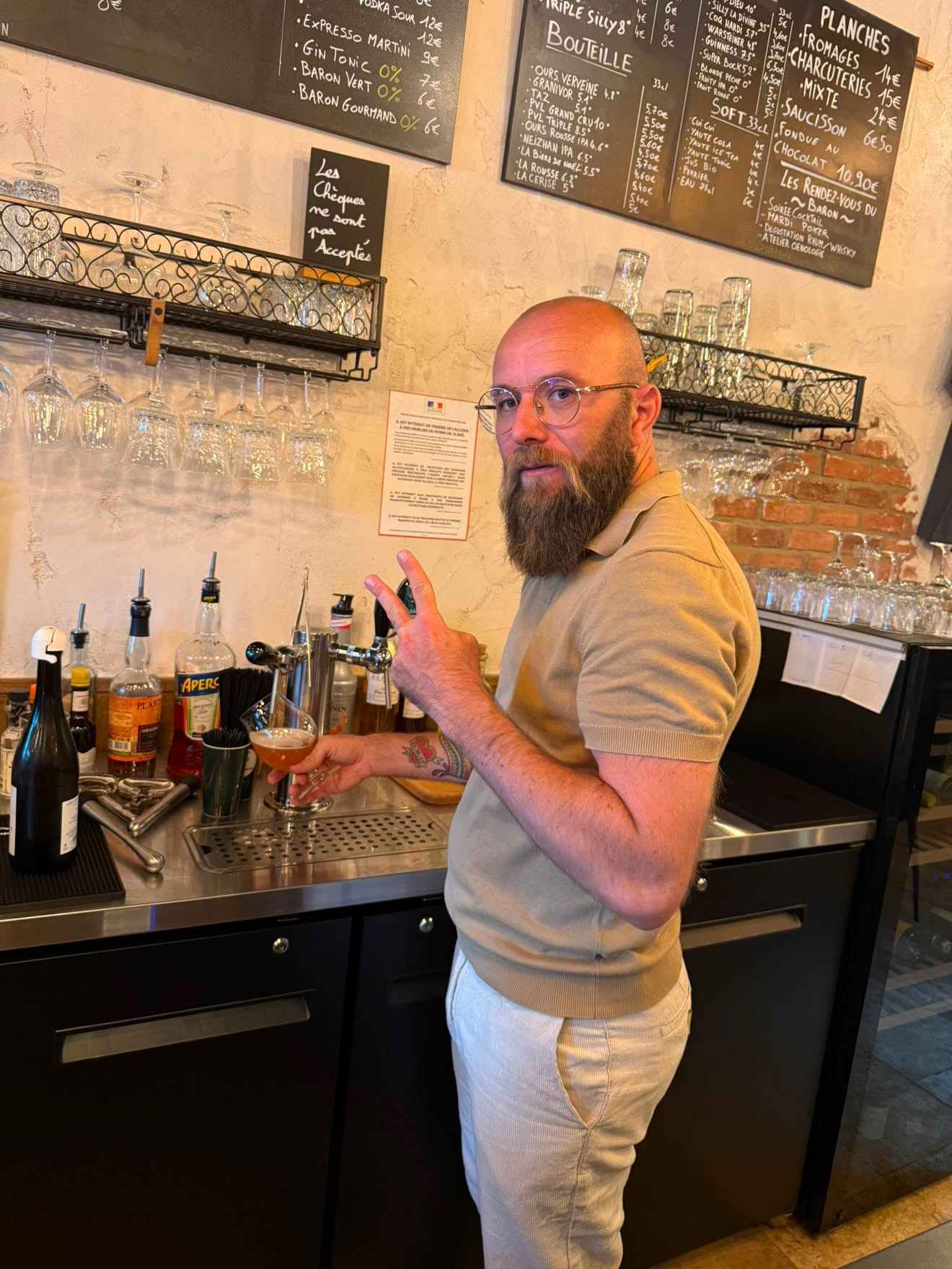 Tony, le Baron, derrière le comptoir
